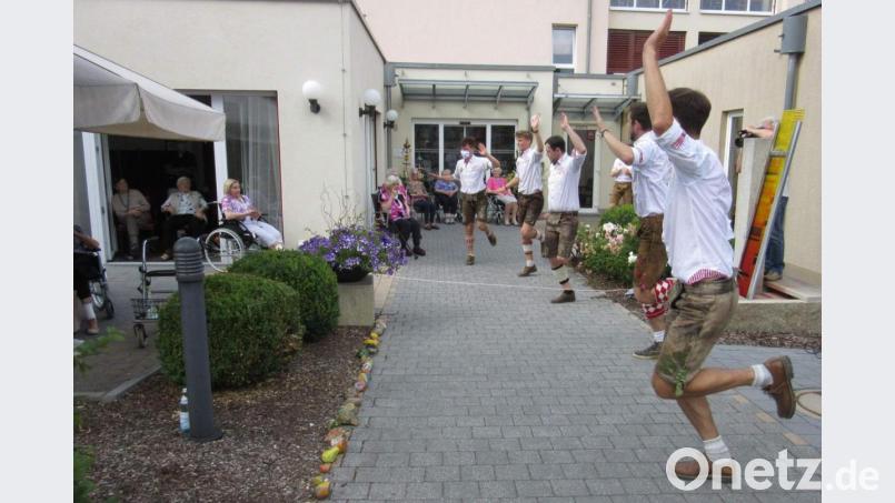 Unter dem Motto „Plattln für ein Lächeln im Gesicht“ präsentieren die fünf Burschen vom Neidaffer Plattlclub den Evergreen-Senioren Plattl-Kunst vom Feinsten zu traditionellen wie aktuellen Musikstücken. Die Plattler (von vorn nach hinten): der Gustl, der Jackl, der Vitus, der Kordl und der Dammer. Bild: u