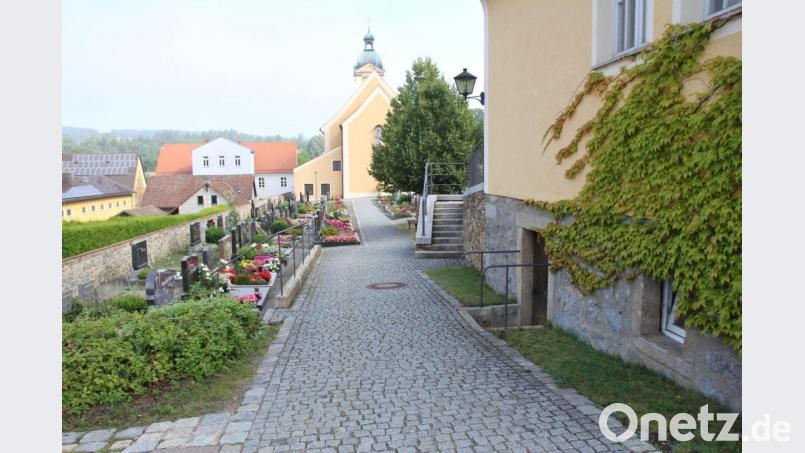 Die holprigen Zuwege auf dem Teunzer Friedhof, wie hier unterhalb der Friedhofskapelle, werden noch heuer beseitigt. Bild: frd