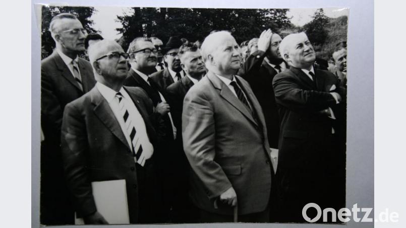 An einer Schautafel erläutern Mitarbeiter Bundesverkehrsminister Christoph Seebohm (Zweiter von rechts) den Verlauf der B 470. Mit dabei (zweite Reihe von links): Regierungspräsident Ernst Emmerig, MdB Franz Weigl (verdeckt), MdB Heinrich Aigner und der damalige Eschenbacher Landrat Josef Decker. Archivbild: gpa