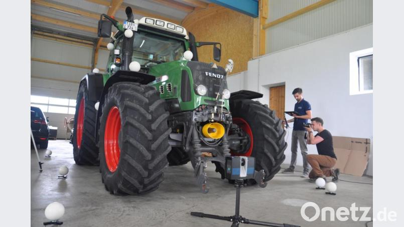 Am Montag dreht sich auf dem Hof von Johann Schmid in Hohenwald alles um ihn: Jan-Hendrik Pfitzner (rechts) und Niklas Schumacher von "Giants Software" scannen und fotografieren Schmids Fendt Vario 820 TMS. Der Bulldog soll später einmal möglichst detailgetreu durch das Computerspiel Landwirtschafts-Simulator rollen. Bild: ws