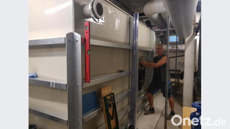 Rund 30.000 Euro kostete der neue Schwallwasserbehälter. Bild: gi