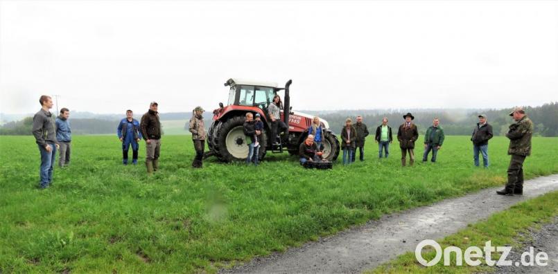 Einsatzbesprechung in Matzersreuth mit den Vereinsvorsitzenden Eberhard Freiherr von Gemmingen-Hornberg (4 v. li.) und Annette Gleißner (8 v. li.) sowie einem Drohnenteam. In Matzersreuth haben alle ortsansässigen Landwirte das Angebot des neuen Vereins zur Drohnenortung der Rehkitze in den Wiesen vor der Mahd gern angenommen. Bild: ubb