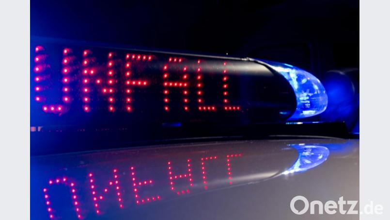 Auf der B 85 bei Königstein (Landkreis Amberg-Sulzbach) sind am Donnerstag zwei Autos zusammengestoßen - beide Fahrer wollten gleichzeitig überholen. Bild: Monika Skolimowska/dpa