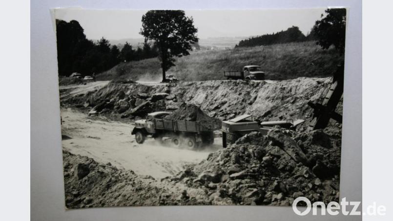 Unmengen an Gestein wurden am „Schönsteiner Berg“ abgetragen, Fledermäuse im Keller des Berges dabei geschützt. Felsiges Material wurde abtransportiert, übriges Material diente dem Ausgleich der Senke in Richtung zu den Kalköfen. Archivbild: gpa