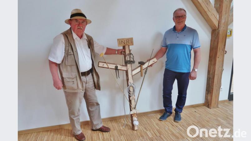 Heinrich Deinzer (links) übergibt sein selbst gefertigtes Arma-Christi-Kreuz an den Konnersreuther Bürgermeister Max Bindl. Es soll zusammen mit einer Texttafel im dortigen Therese-Neumann-Museum, das im Mai 2021 eröffnet wird, ausgestellt werden. Bild: rha
