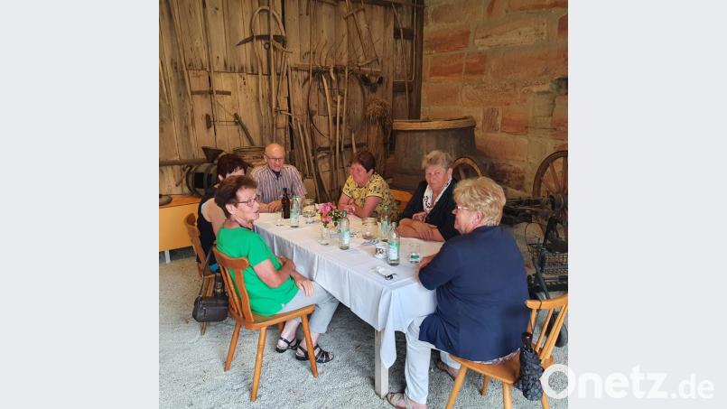 In der Wagenremise des Ackerbürgerhauses ist jetzt das Museumscafé untergebracht, das Mitglieder des Eschenbacher Obst- und Gartenbauvereins bereits besucht haben. Bild: hev