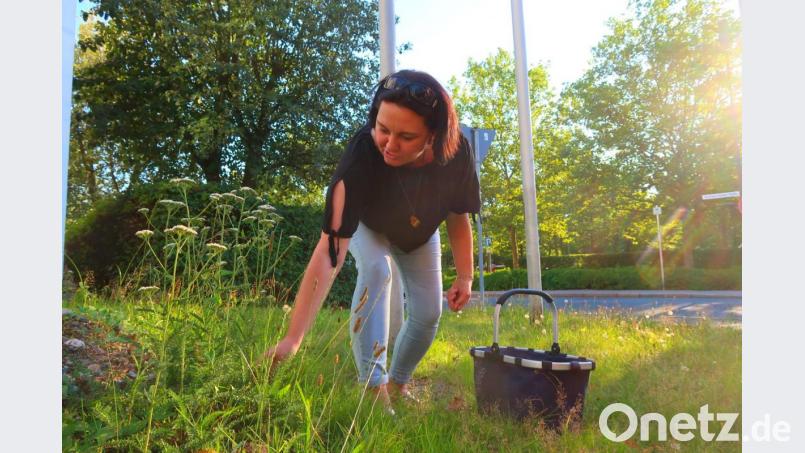 Kerstin Schug zeigt den Workshop-Teilnehmerinnen, dass sich selbst die Schafgarbe kreativ in einen Blumenstrauß einbinden lässt. Bild: Kunz