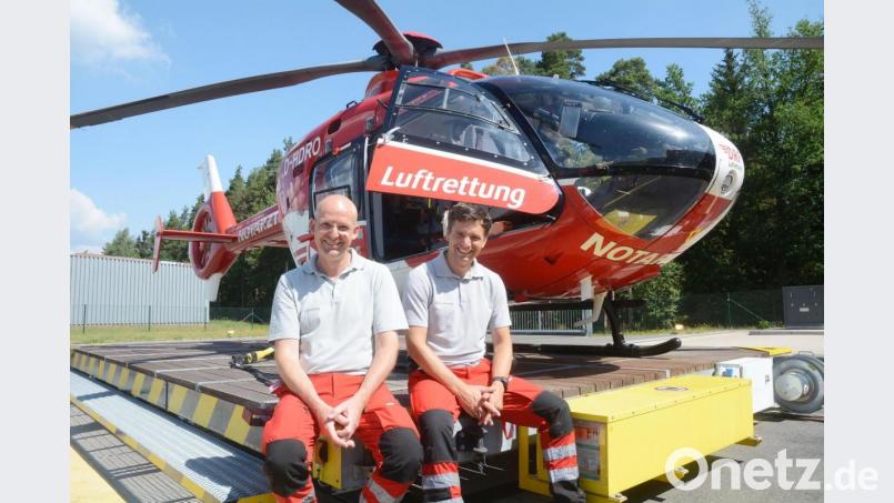Die Piloten Peter Flor und Martin Anz (von links) dürfen weiterhin Rettungseinsätze von Latsch aus fliegen. Archivbild: Gabi Schönberger