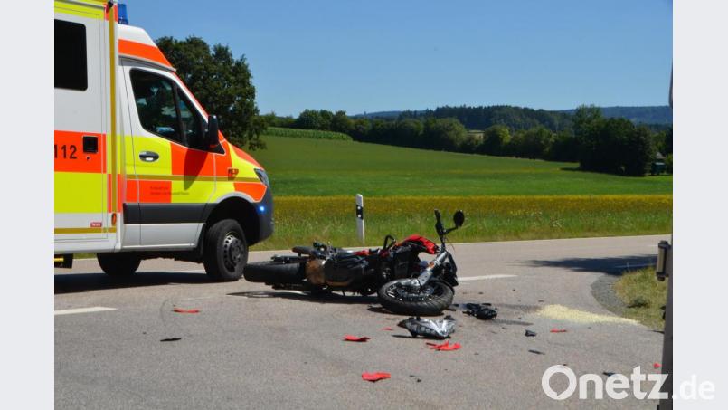 Ein 56-jähriger Biker aus Neustadt/WN kommt bei einem Unfall in der Nähe von Eslarn zu Schaden. Allerdings hat er Glück im Unglück und kommt nach ersten Feststellungen mit mittelschweren Verletzungen davon. Er wurde in stationäre Behandlung in die Klinik verbracht. Bild: dob