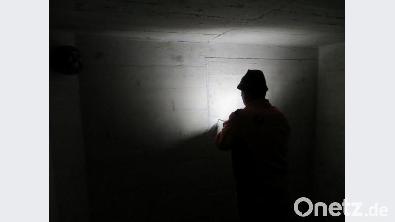 Harte Arbeit ist das Anbringen der künstlichen Quartiere an den massiven Wänden der ehemaligen Munitionsbunker. Bild: Julian Sauter/BaySF/exb