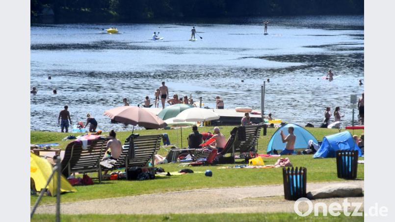 Viele Besucher baden am Freitag im Gaisweiher bei Flossenbürg. Aber Handtuch an Handtuch liegen die Menschen nicht. Bild: Gabi Schönberger