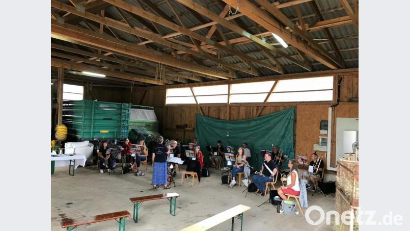 Der Frankenberger Posaunenchor unter der Leitung von Monika Klausfelder umrahmt den Picknick-Gottesdienst am Nachmittag. Bild: rpp
