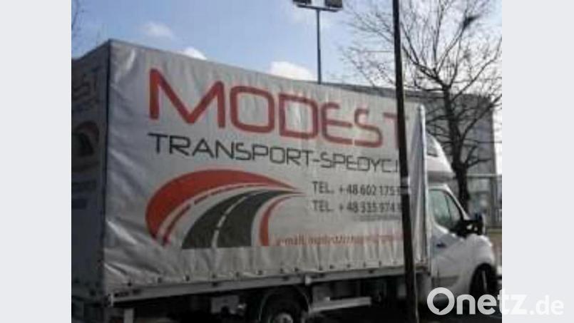 So sieht der Transporter aus, dessen Fahrer am Samstag (1. August) Unfallflucht beging. Hinweise nimmt die Polizeiinspektion Neustadt/WN entgegen. Bild: pinw