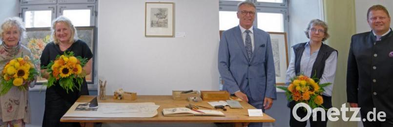 Bei der Ausstellungseröffnung im Museumsquartier: Beate Mundhenk (Nichte von Herbert Molwitz), Anja Mundhenk (Tochter von Beate Mundhenk), Bürgermeister Franz Stahl, Sabine Meister (Enkelin der Schwester von Herbert Molwitz) und Bürgermeister Stefan Grillmeier (von links). Bild: tr