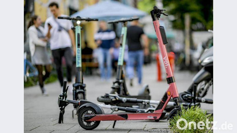 Die Elektro-Scooter sind seit einem Jahr auf deutschen Straßen unterwegs. Bild: Axel Heimken/dpa