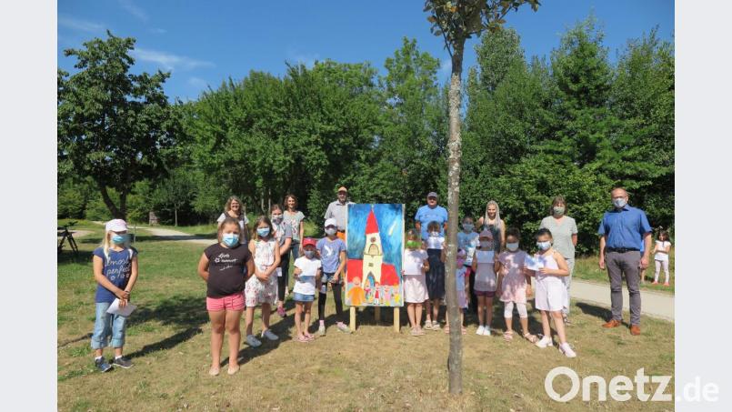 Bürgermeister Roman Schäffler (rechts) lobte die kleinen Künstler und ihre Mentoren für das gelungene Outdoor-Atelier auf dem Seeleiten-Spielplatz. Bild: jzk