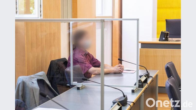 Der Angeklagte sitzt mit Mundschutz im Verhandlungssaal des Landgerichts. Bild: Armin Weigel/dpa