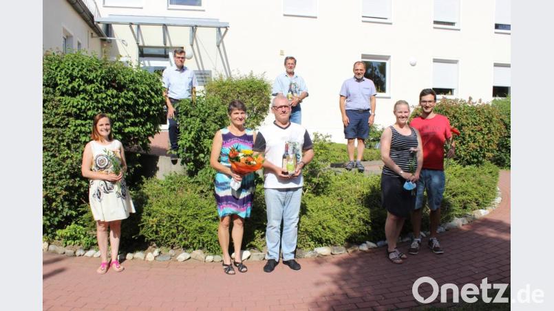 Es geht weiter - so oder so: vorne von links nach rechts: Susanne Gradl, neu im Team Irmgard und Richard Sellmeyer, scheiden aus Anna-Lena und Andreas Hornauer, neu im Team
Hinten: Martin Melchner, Dekanatsbeauftragter für Ehe und Familie im Dekanat Sulzbach-Hirschau
Hans Bauer, scheidet nach 22 Jahren aus
Christian Irlbacher. neuer Geschäftsführer der KEB Amberg-Sulzbach Bild: mma