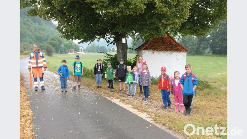 Die junge Wandergruppe vor der Hammerkapelle mit Leitung Tanja Bauer (Mitte) und Manuel Müller (links). Bild: pop