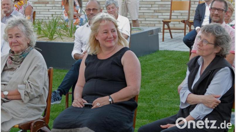 Beate Mundhenk (Nichte von Herbert Molwitz), Anja Mundhenk (Tochter von Beate Mundhenk) und Sabine Meister (Enkelin der Schwester von Herbert Molwitz) sind die Leihgeber der ausgestellten Unikate im MQ. Zur Vernissage waren sie aus Berlin angereist. Bild: tr