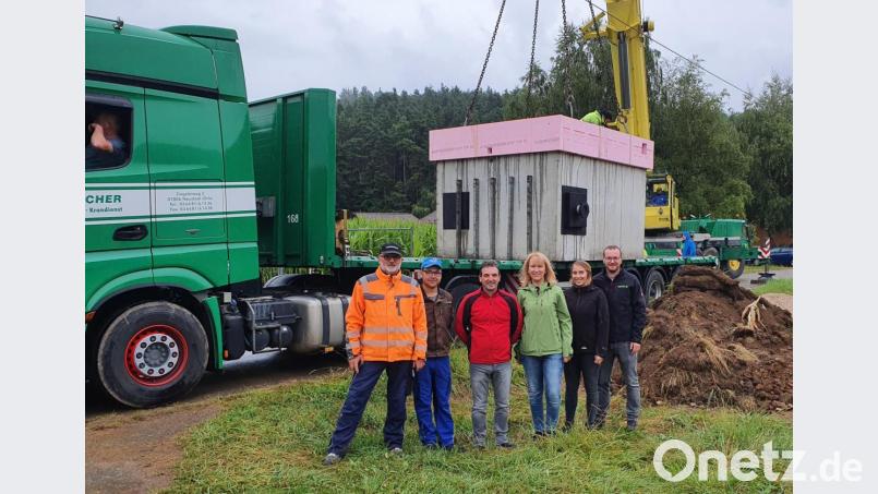 Bei einem Ortstermin in Buchhof überzeugen sich der neugewählte Zweckverbandsvorsitzende Elmar Halk (Dritter von links), Bürgermeisterin Brigitte Bachmann (Dritte von rechts), Wasserwart Peter Kölbel (Zweiter von links) und Georg Pröls (rechts) vom Planungsbüro Seuss vom Baufortschritt. Bild: no