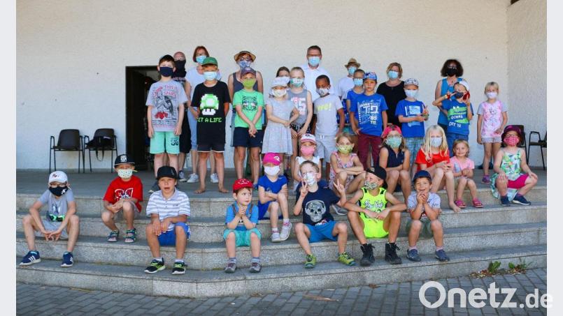 Spaß zum Auftakt ins Ferienprogramm der Gemeinde hatten viele Kinder im Erholungsort. Die Unabhängige Freie Wählergemeinschaft (UFW) bot bei einer Tour einen besonderen Märchennachmittag. Oskar und Zita Schuster (hinten, Mitte und rechts) hatten alles vorbereitet. Bild: bsc