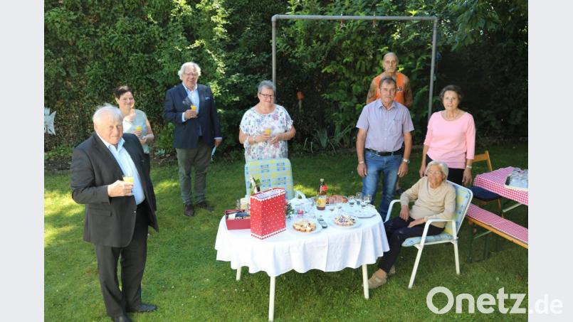 Zahlreiche Gratulanten überbrachten der Jubilarin Hildegard Witkowski (im Stuhl sitzend) ihre Glückwünsche. Bild: akp
