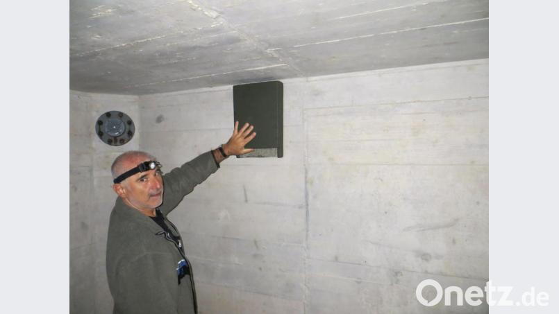 Gebietsbetreuer Rudolf Leitl zeigt ein typisches Spaltenquartier, in dem Fledermäuse kopfüber hängen und schlafen können. Bild: Julian Sauter/BaySF/exb