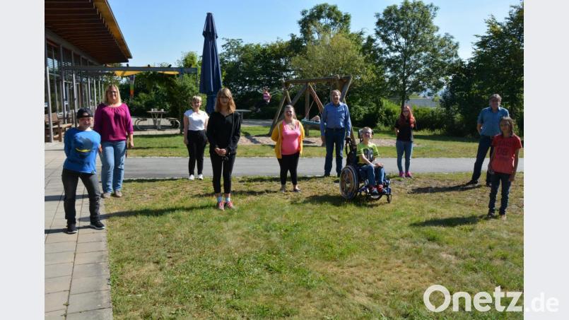44 Kinder und Jugendliche nehmen das Angebot der Lebenshilfe war und besuchen drei Wochen lang die Kinderferienbetreuung. Im Bild eine der Gruppen mit Projektleiterin Julia Schmeller (Zweite von links), Lebenshilfe-Geschäftsführer Berthold Kellner (Fünfter von rechts) und Erwin Bösl (Zweiter von rechts) vom Familienentlastenden Dienst. Bild: jr