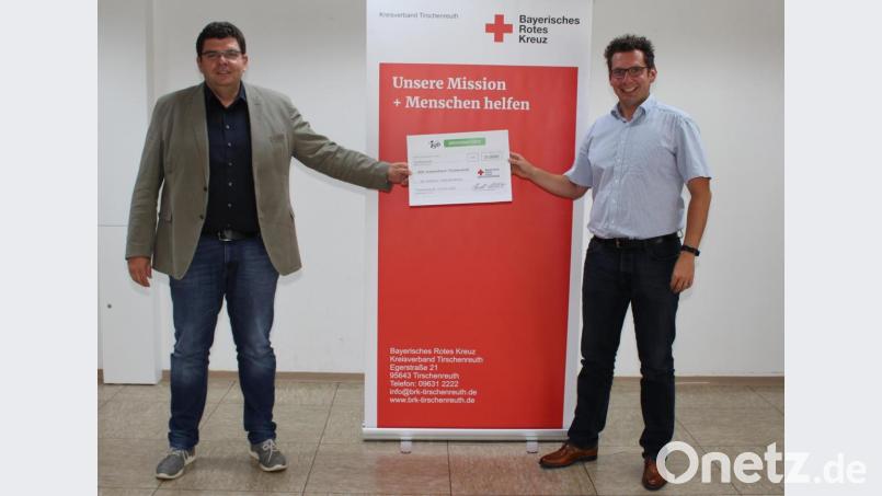 IGB-Geschäftsführer Harald Schubert übergibt den Scheck über 5.000 Euro an BRK-Kreisgeschäftsführer Holger Schedl (links). Bild: Sven Lehner, BRK Kreisverband/exb