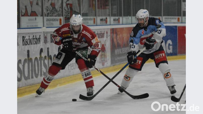 Die Blue Devils planen in der Saisonvorbereitung acht Testspiele. Unter anderem treffen die Weidener auf die Eisbären Regensburg (Szene aus einem früheren Derby mit Barry Noe, rechts, und dem Regensburger Nikola Gajovsky). Archivbild gb