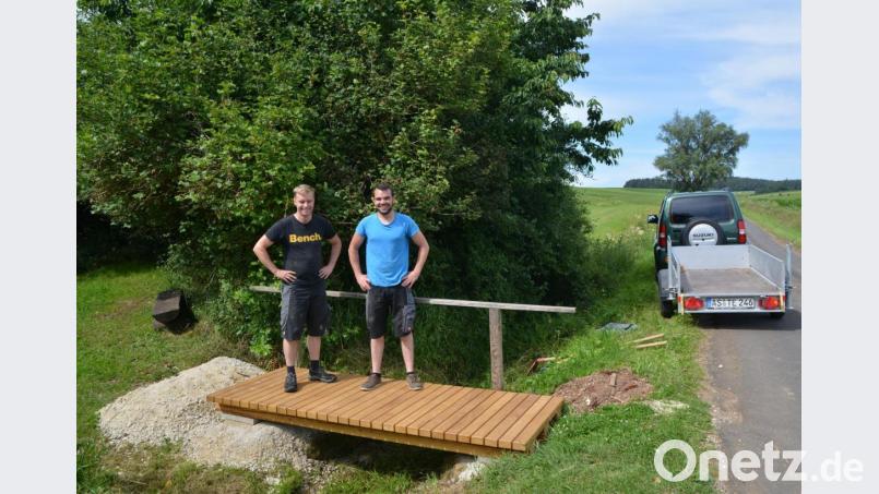 Der neue Steg zur Ehenbachquelle ist nach vielen vorbereitenden Arbeiten, an seinem Platz. Es war der erste größere Arbeitseinsatz unter der Leitung des neuen DGE-Vorsitzenden Manuel Falk (links) und seines Stellvertreters Thomas Kummer. Bild: fdl