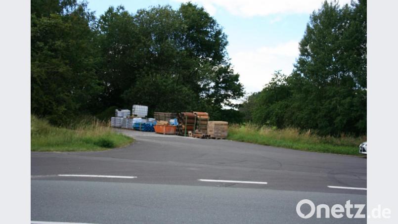 Beim Bau der Einfahrt von der B 470 nach Kirchenthumbach wurde bereits an den Bau der Umgehung in Richtung Bayreuth gedacht. Einige Meter Straße, die derzeit als Materiallager dienen, zeigen, wo man sie (vielleicht) beginnen, am „Frauenbild“ mit einem Kreisverkehr beenden könnte. Bild: gpa