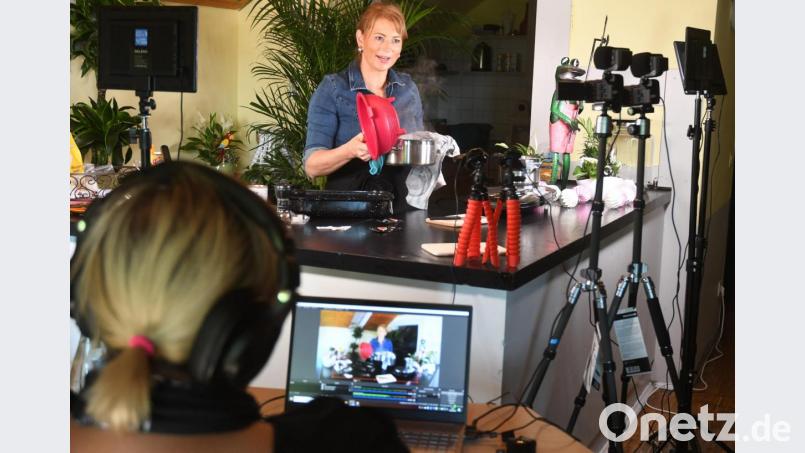 Sandra Keil kocht am Donnerstag ein Drei-Gänge-Menü. Das Video wird live auf Facebook übertragen und steht dort auch danach zur Verfügung. Bild: Gabi Schönberger
