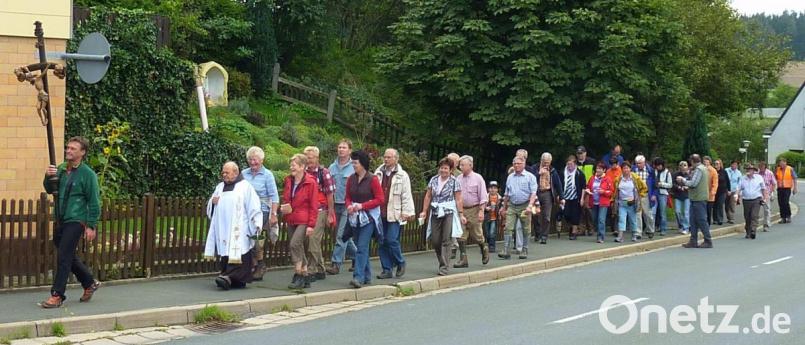 Ein Foto aus dem Jahr 2010: Es ist geschafft! Einzug in Marienweiher mit dem vom damaligen Pfarrer Richard Bauer angeschafften Kreuz, das durch ein leichteres ersetzt wurde. Archivbild: ld