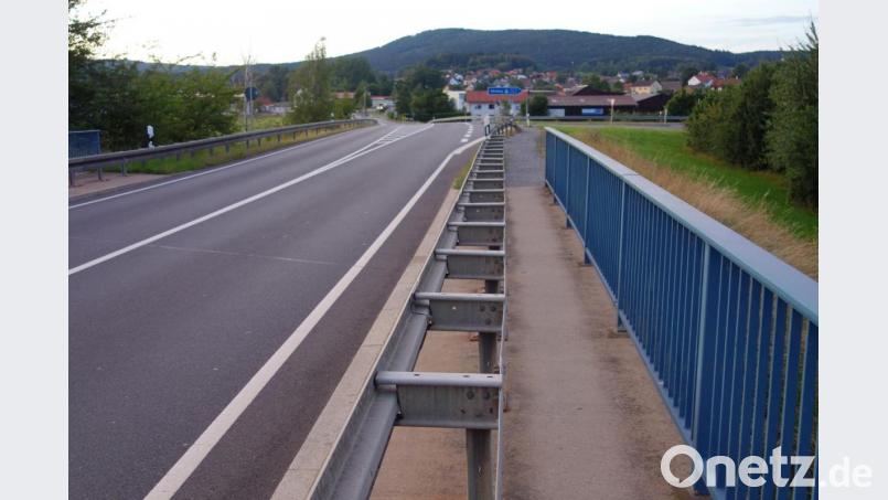 Durch den Tausch der Leitplanke gegen eine Betonbegleitwand, welche obendrein auf die Straße gesetzt wird, hoffen die Planer auf der Autobahnbrücke ausreichend Platz für den neuen Rad- und Gehweg nach Pfrentsch zu erhalten. Bild: fjo