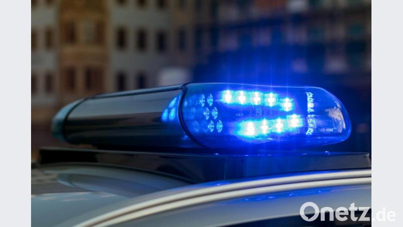 Die Polizei sucht einen flüchtigen Lkw-Fahrer, der einen hohen Sachschaden verursacht hat und sich nicht darum kümmerte. Archivbild: Monika Skolimowska / dpa