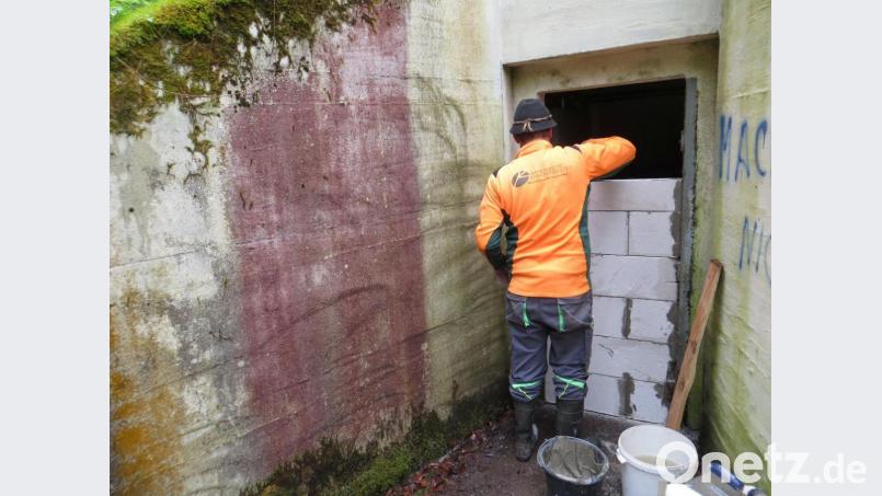 Um Störungen zukünftig auszuschließen, wurde der Zugang bis auf eine schmale Öffnung mit massiven Steinen zugemauert. Bild: Julian Sauter/BaySF/exb
