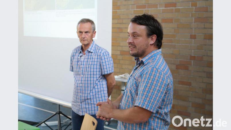 Über den Bebauungsplan für die bisherigen &quot;Inselgrundstücke&quot; im Bereich des Solarparks Riggau sprechen Klaus-Peter Fels und Matthias Rembold vom Nabburger Planungsbüro RF Ingenieurberatung. Bild: bjp