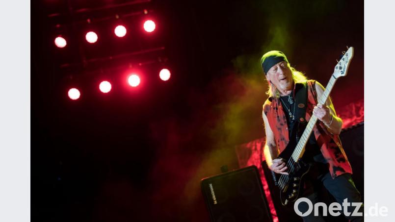 Im Interview mit der Musikredaktion steht Deep-Purple Bassist Roger Glover - hier beim Konzert 2017 in der Olympiahalle in München - Rede und Antwort. Bild: Sven Hoppe/dpa