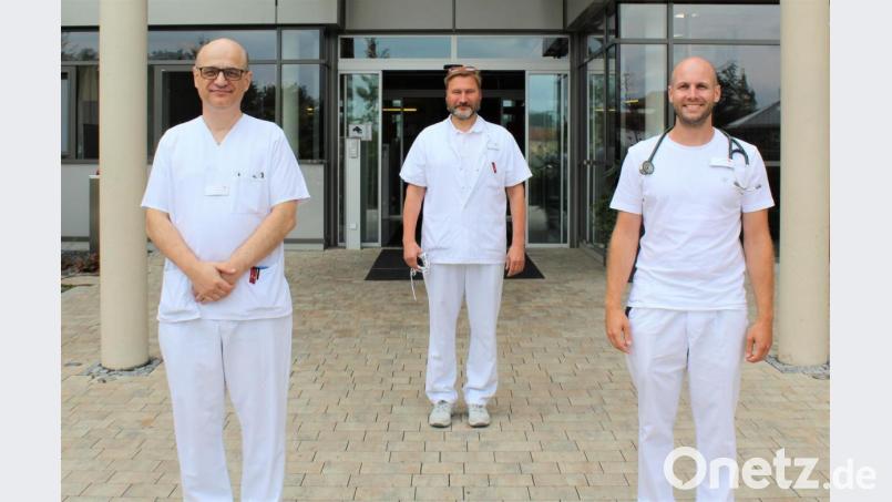 Nach dem Positionswechsel in der Zentralen Patientenaufnahme des St.-Anna-Krankenhauses, von links Thomas Rauner, Dr. Klaus Nester (Ärztlicher Direktor) und der neue ZPA-Oberarzt Dr. Andreas Heil. Bild: exb/Ehras