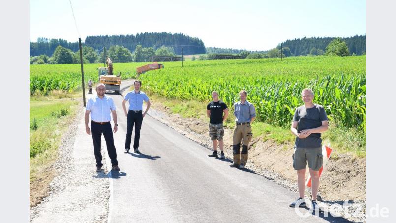 Bürgermeister Markus Bauriedl und Bauamtsleiter Christian Meier danken Benedikt Raab, Tobias Baumer und Michael Wenning (von links) für den kurzfristig ermöglichten Vollausbau zu den weit draußen liegenden Anwesen an der Landesgrenze. Bild: fjo