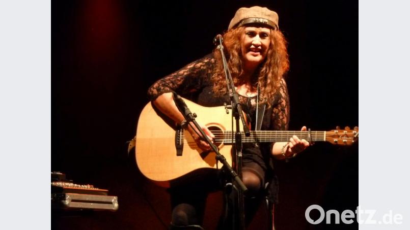 Starke Stimme: Anne Haigis (64) erinnert sich beim Gastspiel in der Oberpfalz noch gerne an ihren Auftritt beim Anti-WAAhnsinns-Festival in Burglengenfeld. Bild: Wilhelm Amann