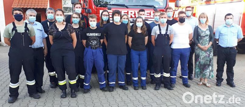 Gut ausgebildete Nachwuchsleute verstärken die Birgland-Feuerwehren. Das freut (von rechts) Fachkreisbrandmeister Alexander Zeitler, Bürgermeisterin Brigitte Bachmann, Kreisbrandmeister Torsten Jobst und (Zweiter von links) Kreisbrandinspektor Hans Sperber. Bild: sis