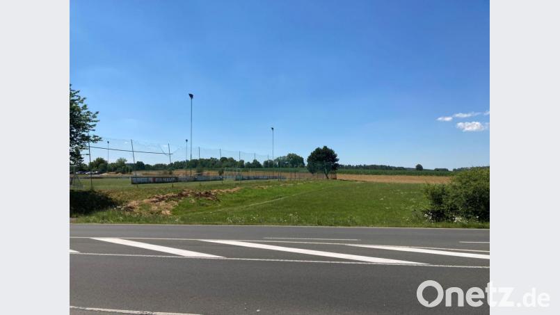 Der 1. FC Schlicht beabsichtigt den Neubau eines Rasenspielfelds direkt angrenzend an seinen A-Platz. Der entlegene Trainingsplatz in Ködritz soll dafür aufgegeben werden. Bild: Stefanie Gradl
