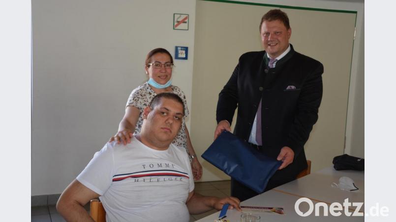 Die Glückwünsche der Stadt überbrachte Bürgermeister Stefan Grillmeier (rechts) an Ardijan Gash, hier mit seiner Mutter Shemsija. Bild: jr