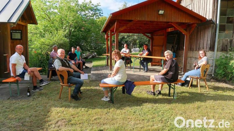 Nach fünf Monaten traf sich der Vorstand des Schützenvereins Frauenreuth erstmals wieder zu einer Sitzung. Die beiden Vorstände, Wolfgang Schlicht und Adrian Käß, (hinten von rechts) suchten dabei mit den weiteren Verantwortlichen des Vereins nach Lösungen für einen künftigen Sport- und Vereinsbetrieb, ohne die Gesundheit der Mitglieder zu gefährden. Bild: bsc