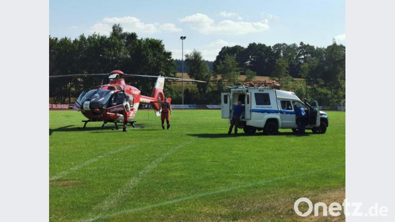 Vom Hubschrauber ins Bergwachtfahrzeug - die verschiedenen Hilfsorganisationen unterstützten sich gegenseitig bei der Personenrettung. Bild: fks