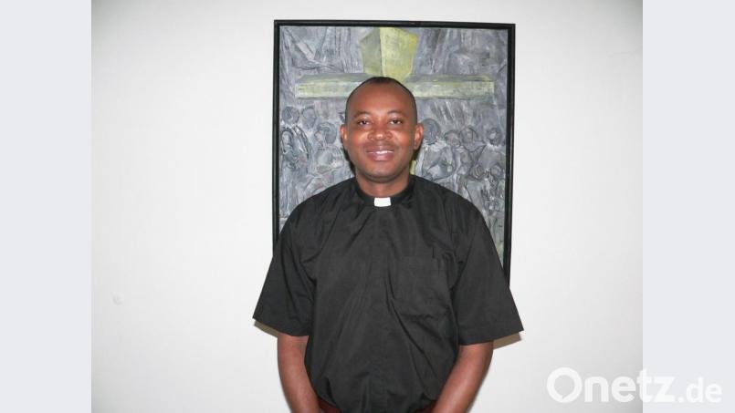 Der aus Nigeria stammende Priester Kenneth Onuoha (Jahrgang 1979) ist für die Urlaubs- und Ferienzeit als &quot;Aushilfe zur besonderen Verwendung&quot; in der Pfarrei Oberviechtach tätig. Bild: nid