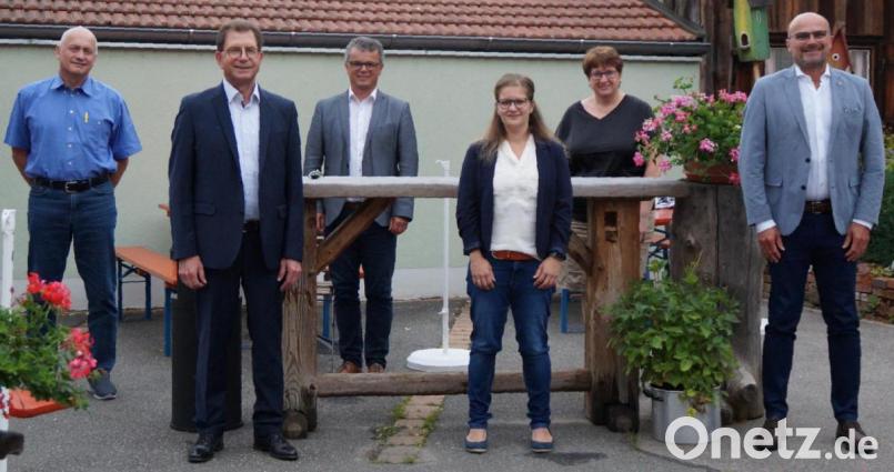 An der Spitze des Wasserzweckverbandes Nord-Ost-Gruppe stehen weiterhin Vorsitzender Klaus Zeiser (Zweiter von links) und sein Stellvertreter Maximilian Beer (rechts). Sie freuen sich auf die Zusammenarbeit mit der neuen Vorstandschaft. Bürgermeister Martin Birner (Dritter von links) dankte für die geleistete Arbeit. Bild: weu